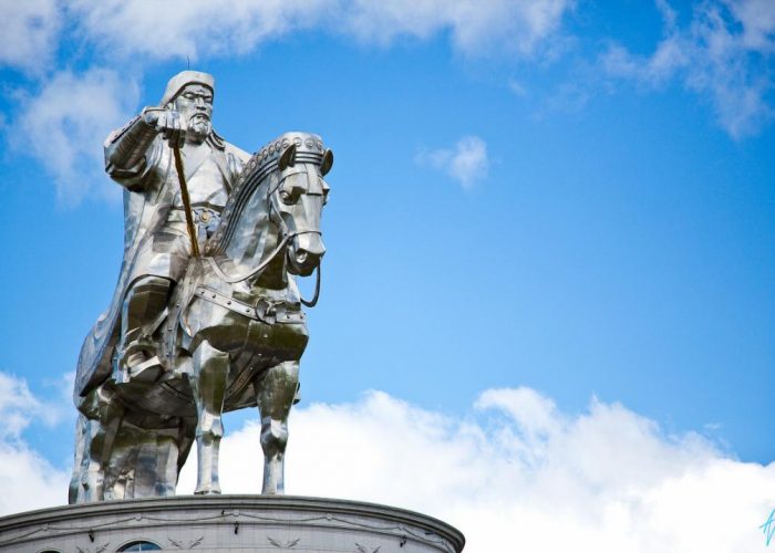 chinggis khaan statue